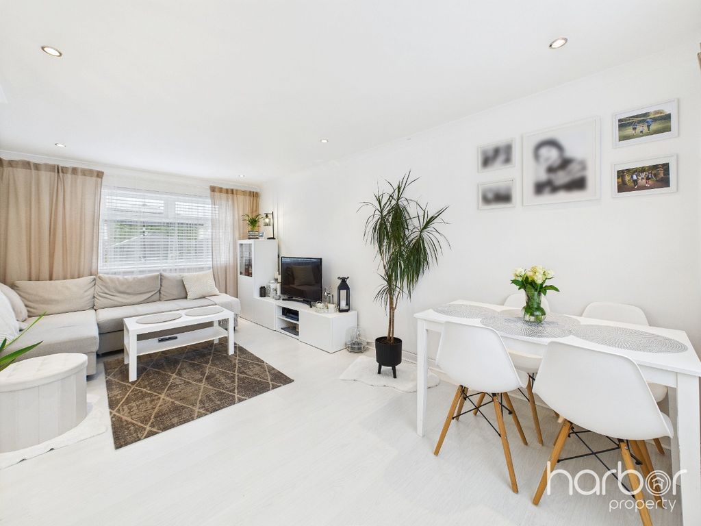 Property photo 2 of 14 4377474
