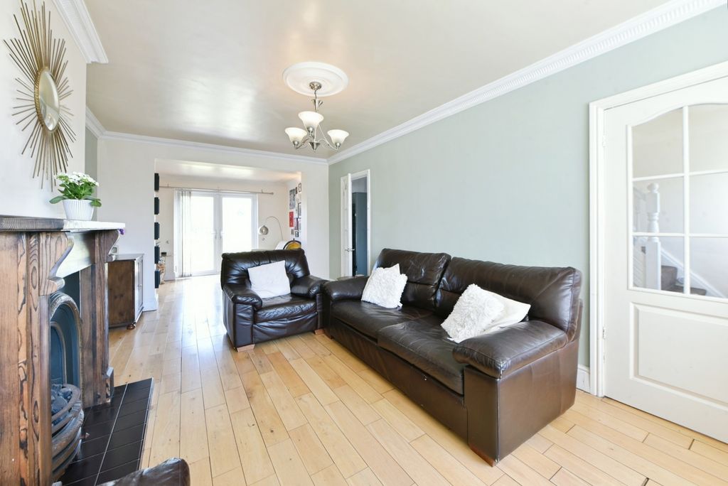 Property photo 3 of 17 Lounge