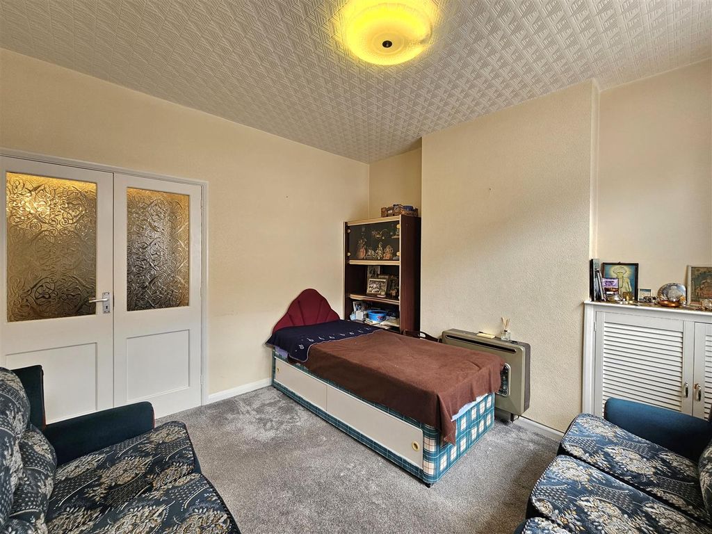 Property photo 3 of 13 Lounge