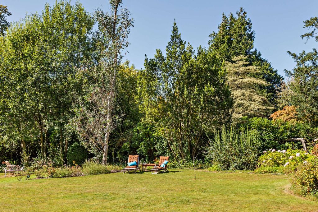 Property photo 2 of 19 Garden