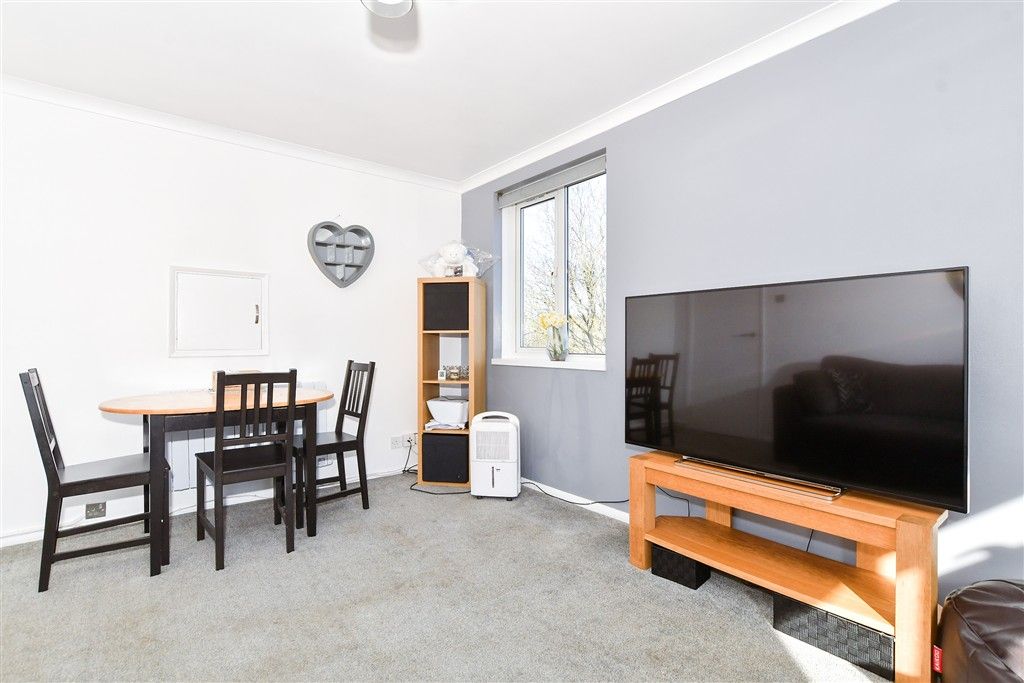 Property photo 2 of 9 Lounge