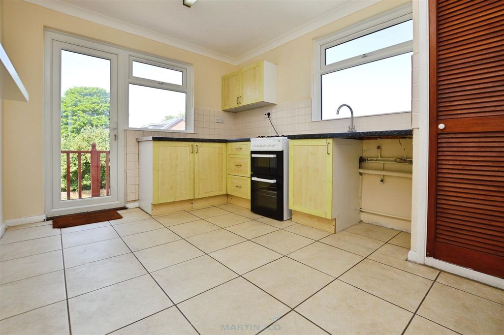Property photo 2 of 11 Kitchen