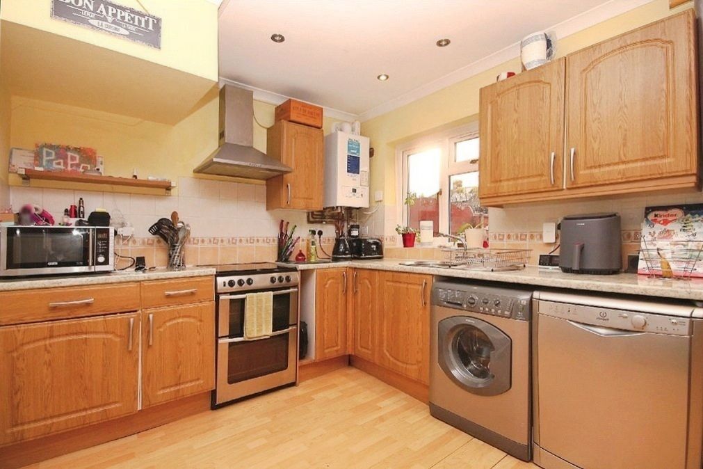 Property photo 3 of 10 Kitchen