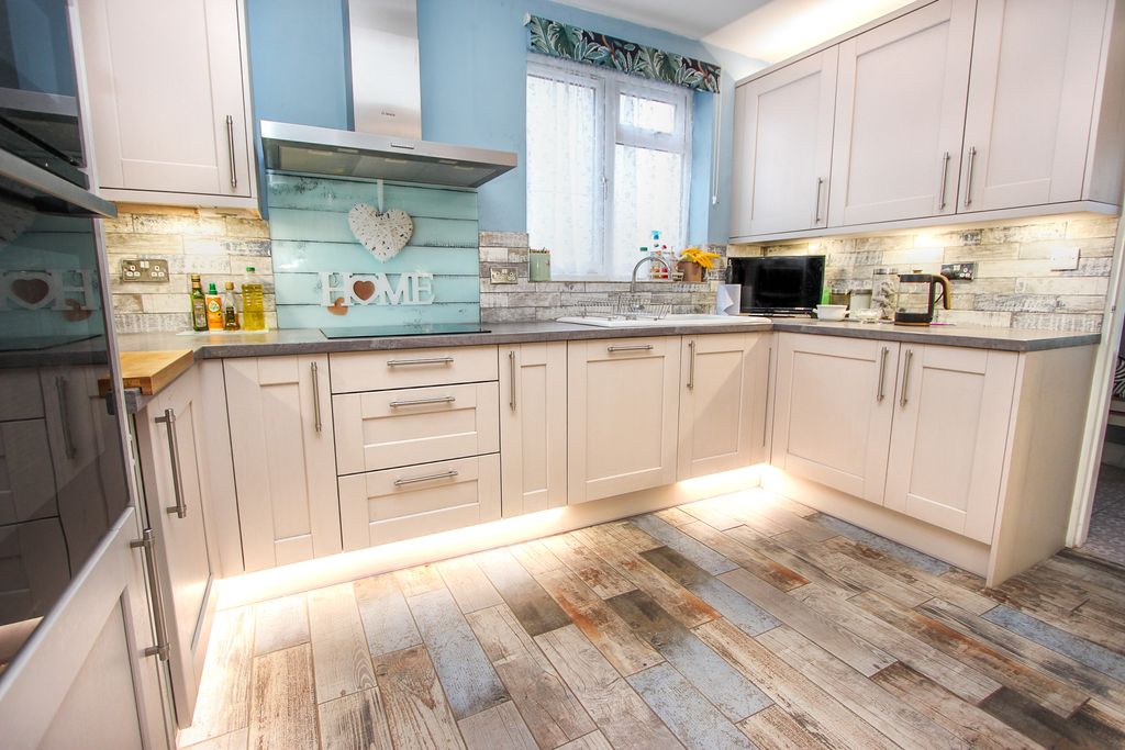 Property photo 2 of 12 Kitchen