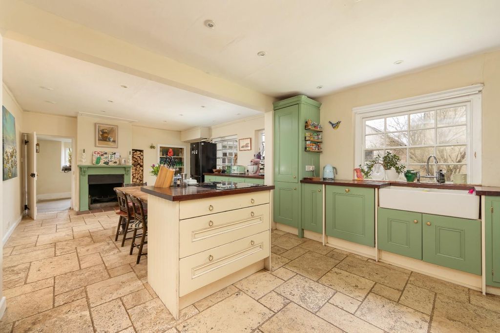Property photo 3 of 29 Kitchen / Breakfast Room
