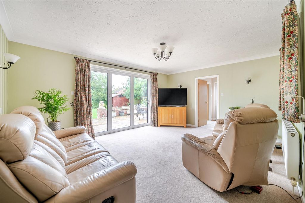 Property photo 3 of 20 Living Room