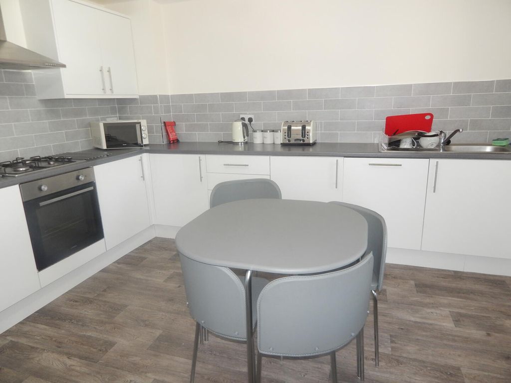 Property photo 3 of 5 Kitchen