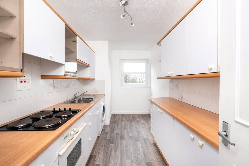 Property photo 3 of 10 Flat 8 Camden Court,