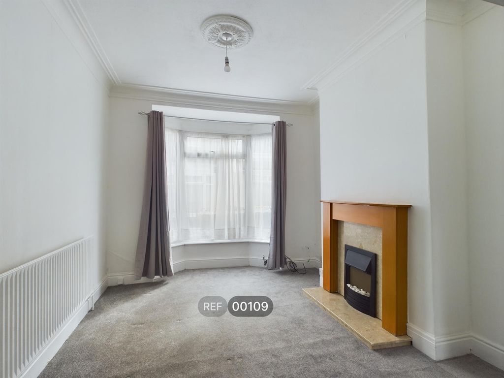 Property photo 1 of 18 Living Room
