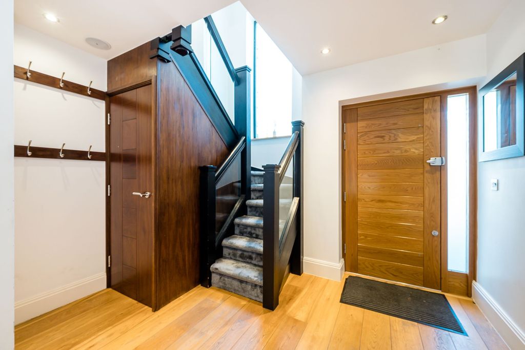 Property photo 2 of 31