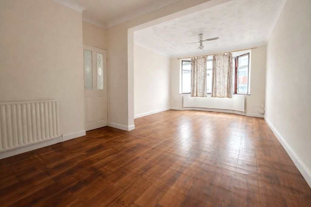 Property photo 2 of 11 Lounge