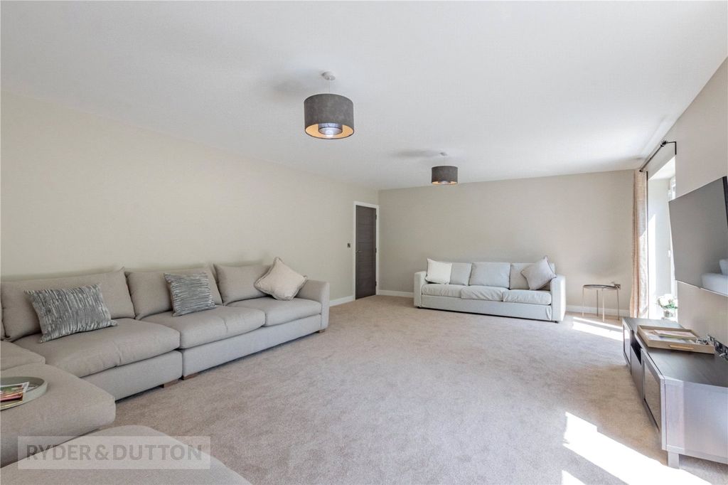 Property photo 3 of 24 Lounge