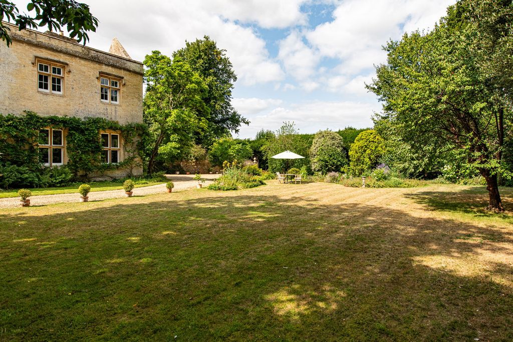 Property photo 2 of 22