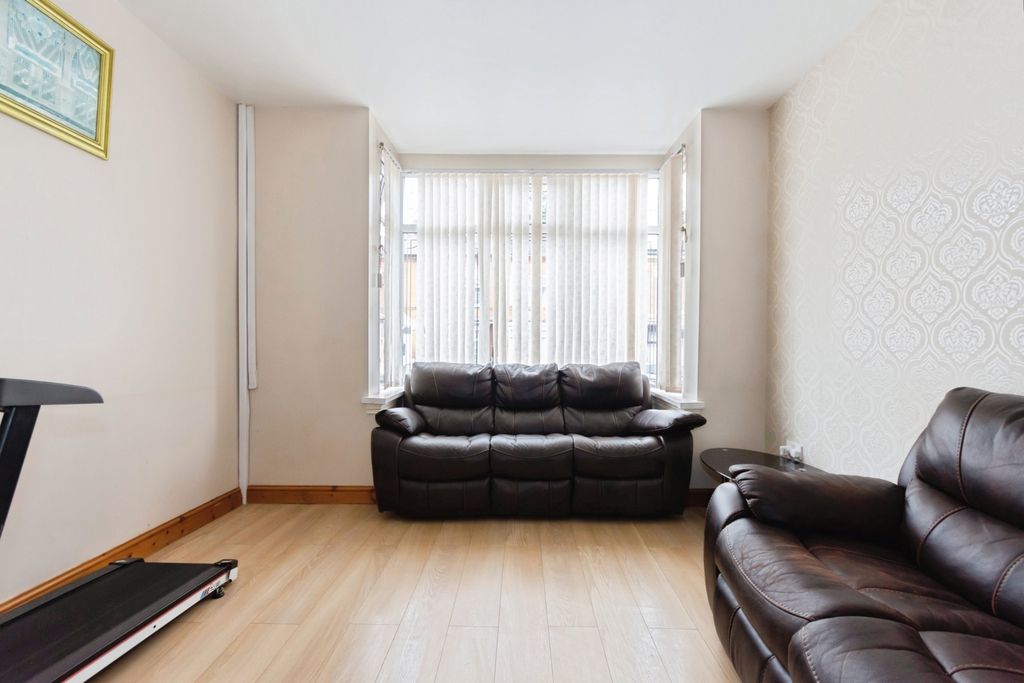 Property photo 2 of 37 Pbox-Img.Jpg
