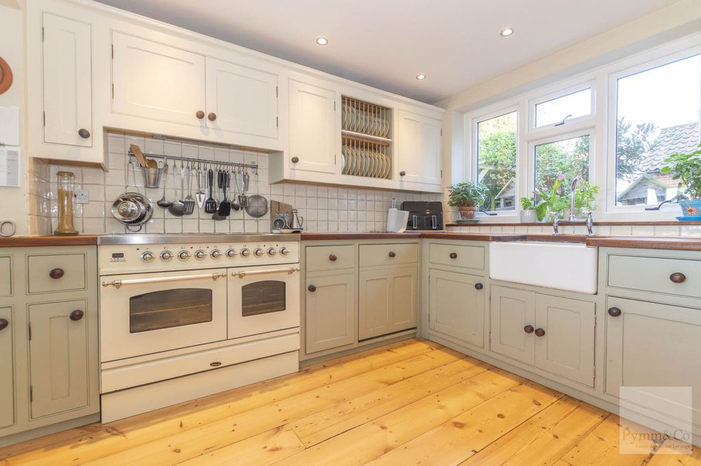 Property photo 2 of 28