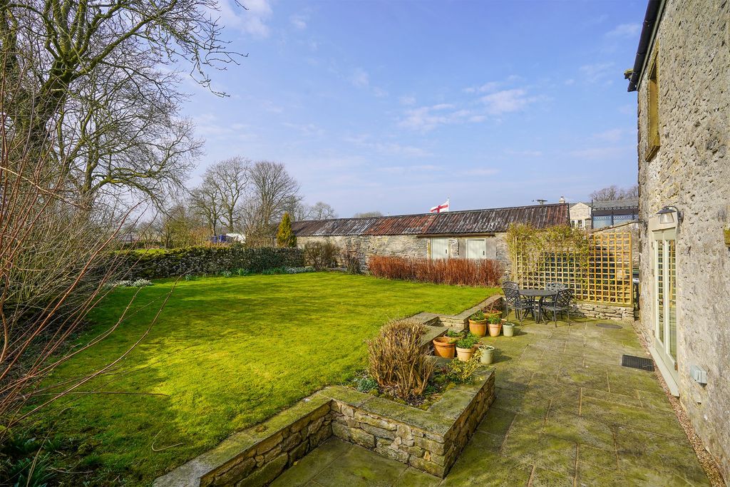 Property photo 3 of 34