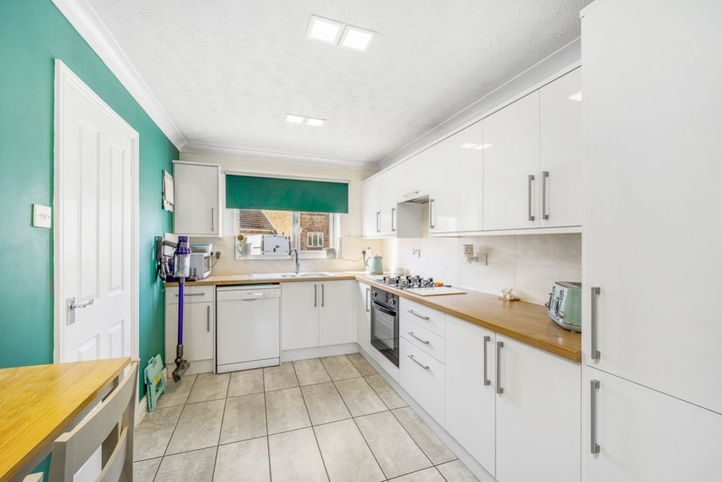 Property photo 3 of 29 2 St Marys Gardens (Cowbit)-16