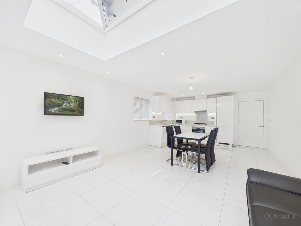 Property photo 2 of 18 Cam02136G0-Pr0516-Still009