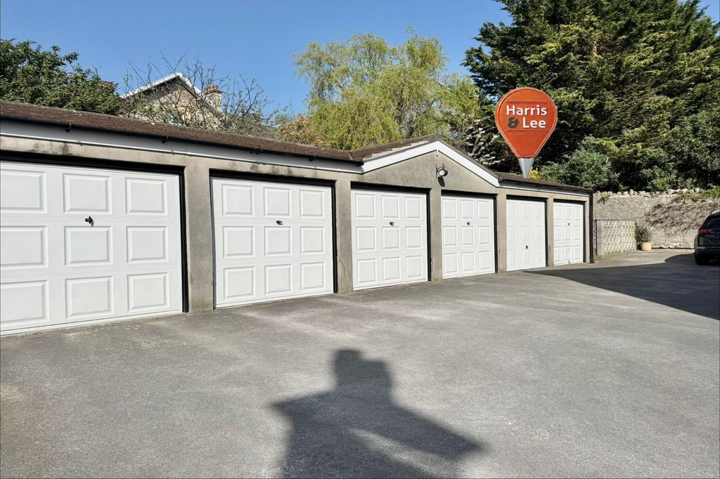 Property photo 2 of 15 Garages