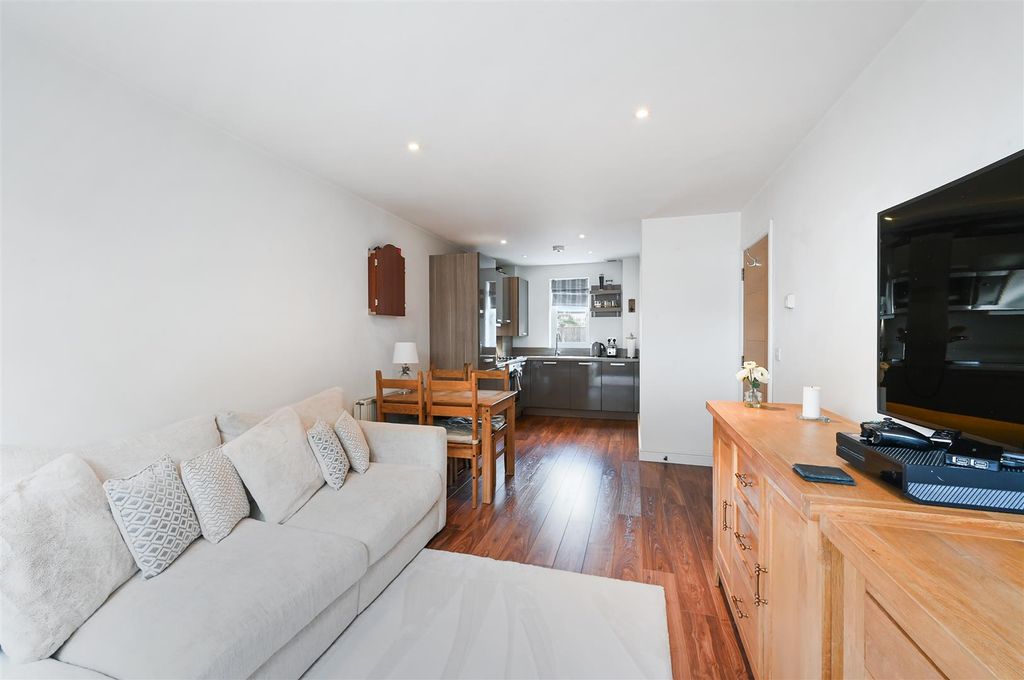 Property photo 3 of 11 Outwood Lane,2,9 (8).Jpg