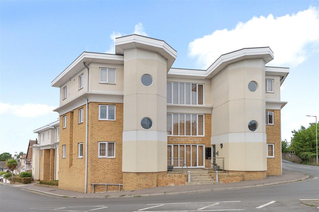 Property photo 1 of 12 Carlton Court, Whitstable