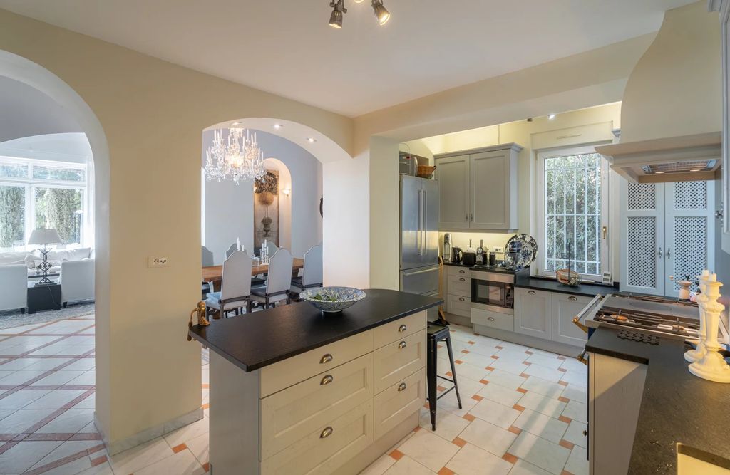 Property photo 1 of 32