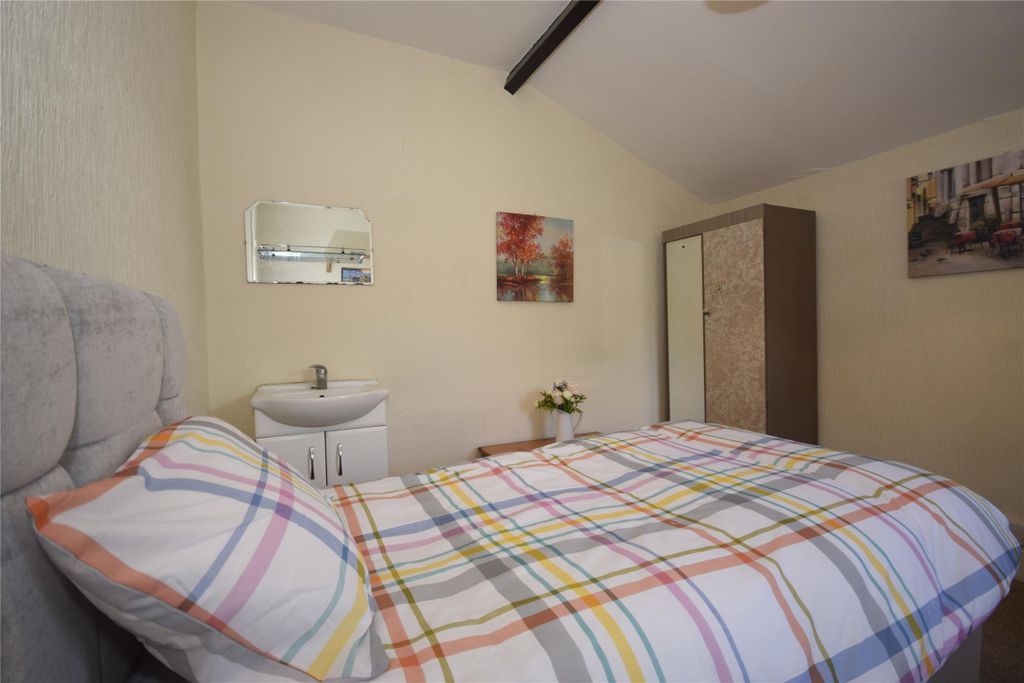 Property photo 2 of 8 Room