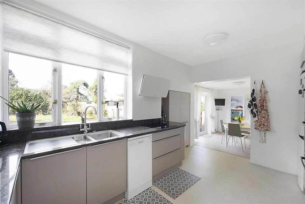 Property photo 3 of 27 Brantwood Ph20.Jpg