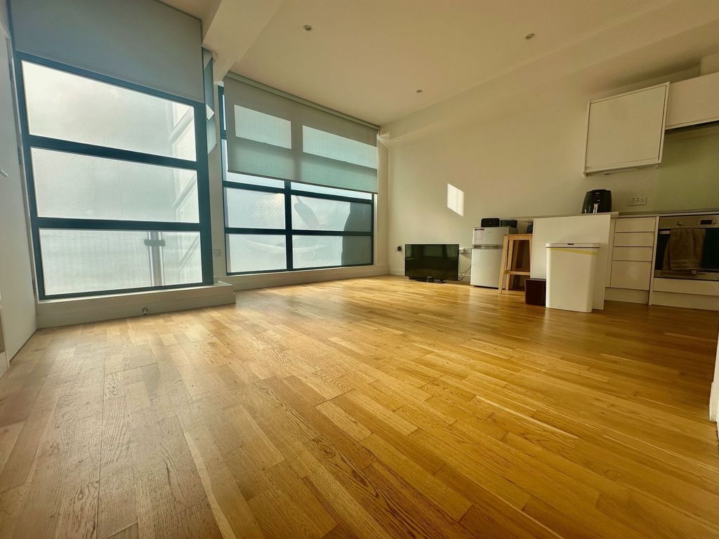 Property photo 3 of 8 Lounge