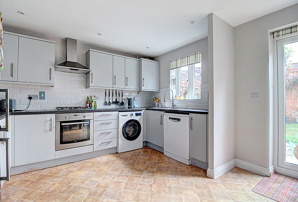 Property photo 3 of 16 Kitchen
