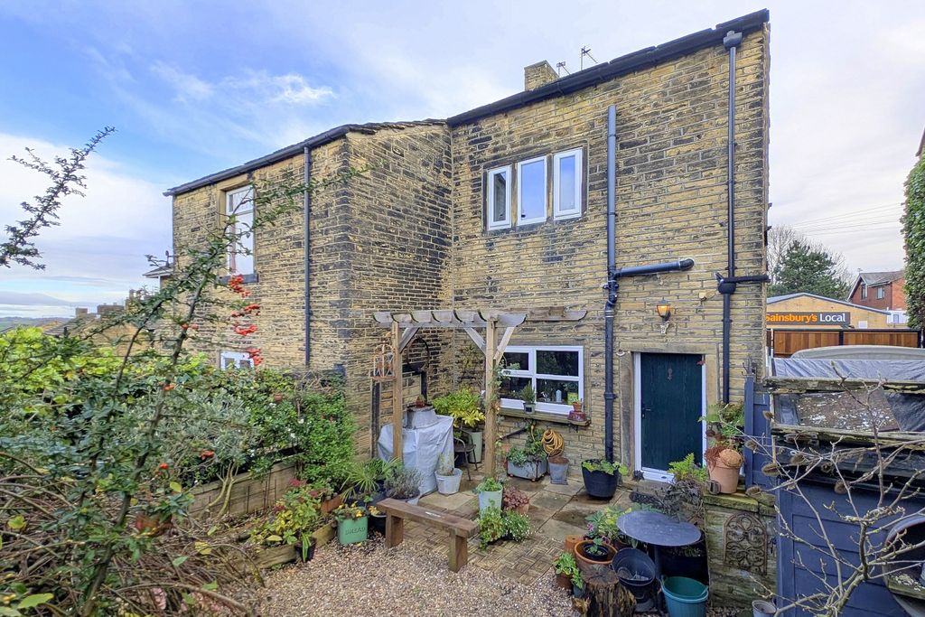 Property photo 2 of 20 Crowtrees Lane Ewemove