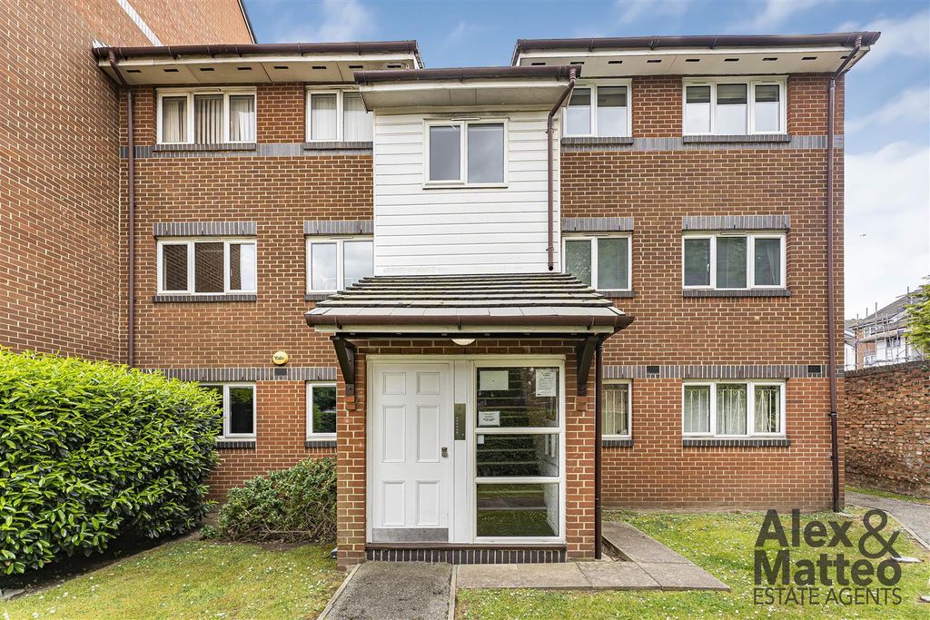 Property photo 1 of 18 Goodwin Close