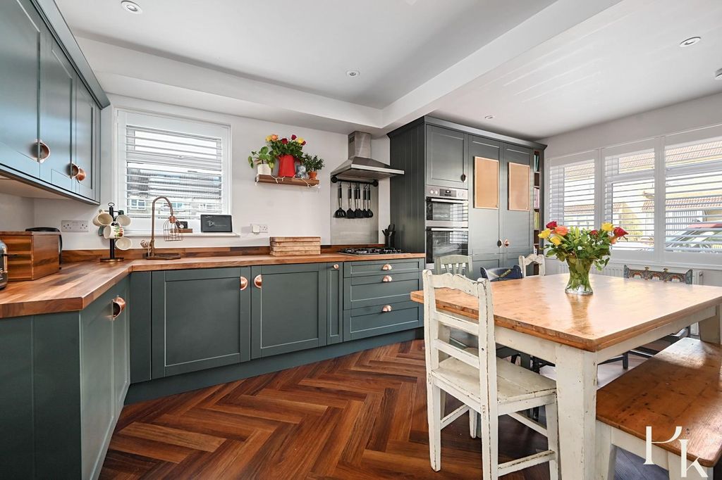 Property photo 1 of 27 12 Brambledean Road, Bn41 (29).Jpg