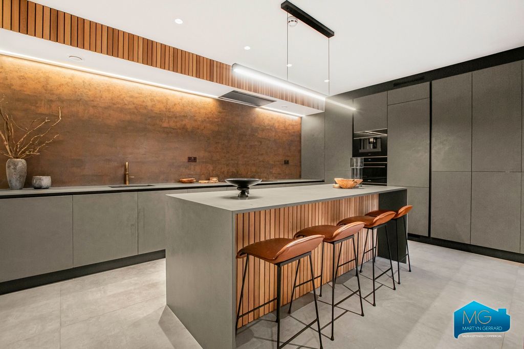 Property photo 2 of 21 Picture No. 11