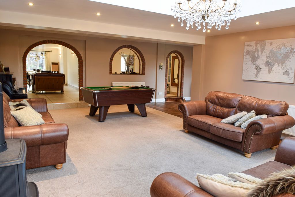 Property photo 3 of 34 Lounge