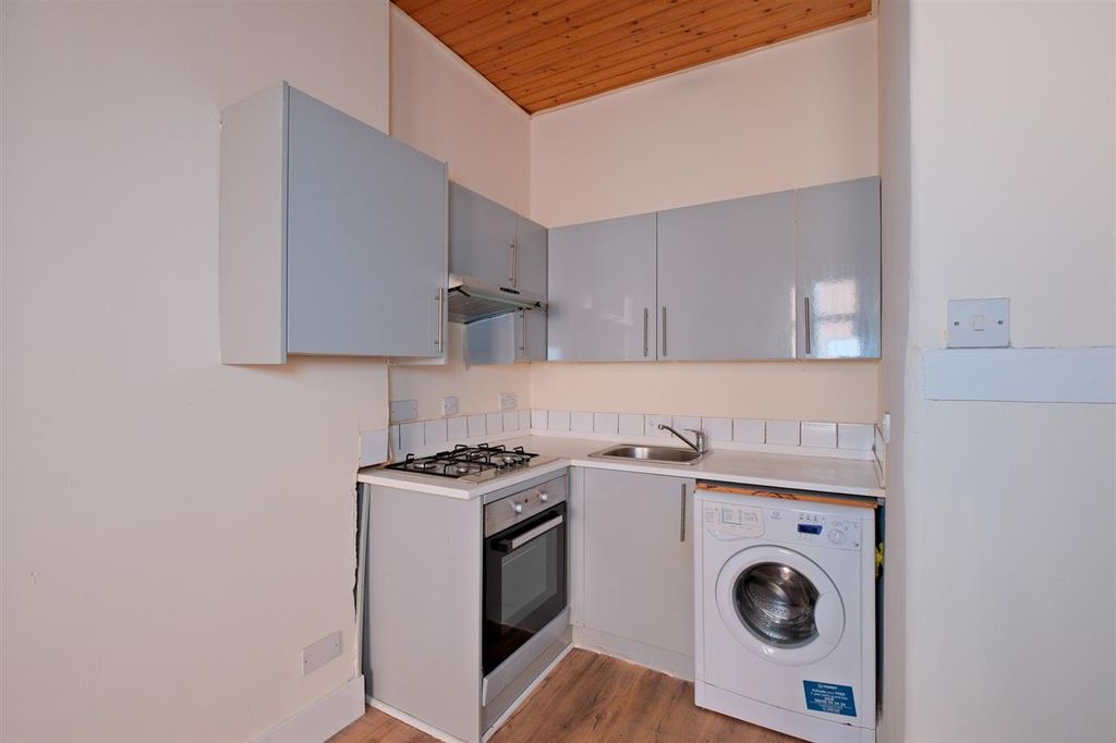Property photo 2 of 10 Kitchen