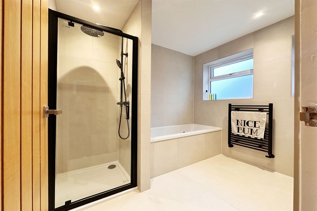Property photo 3 of 17 Bathroom