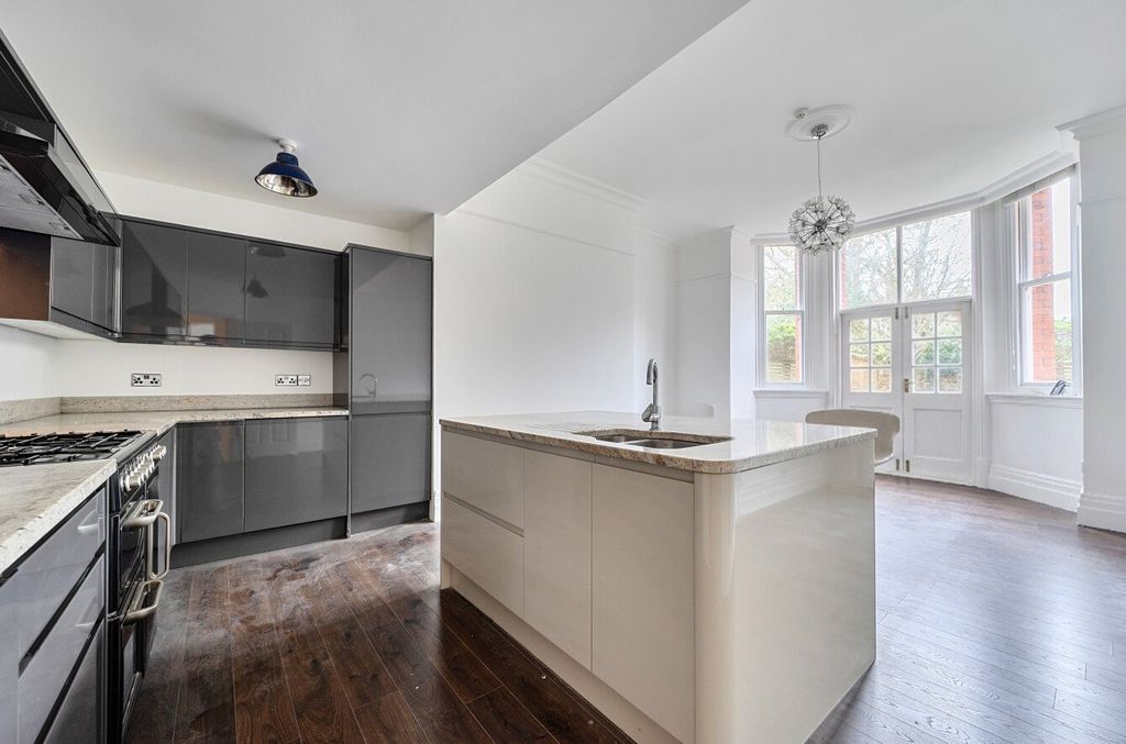 Property photo 2 of 11 Picture No. 17