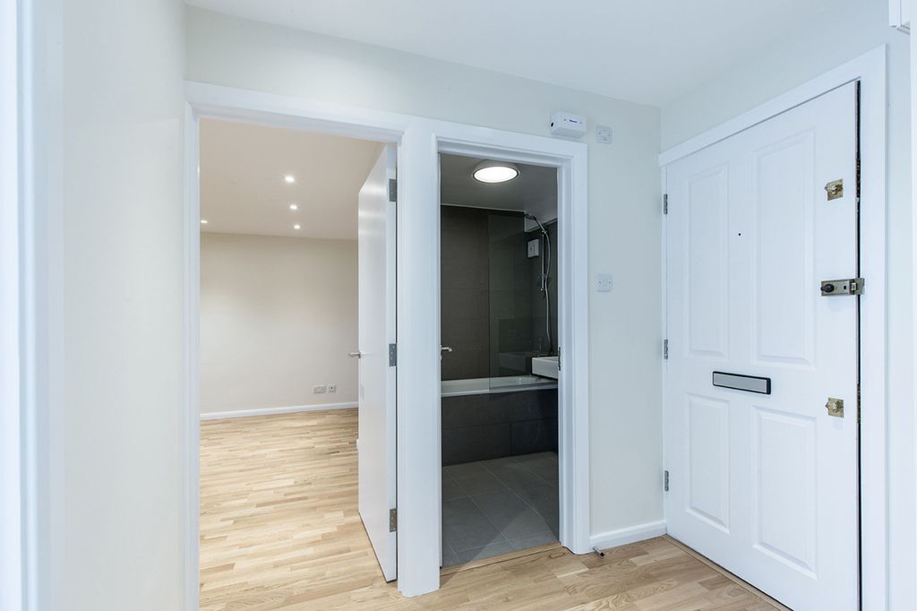 Property photo 3 of 11 Hallway