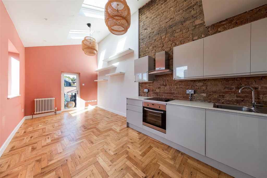 Property photo 2 of 20 Huxley Road, E10