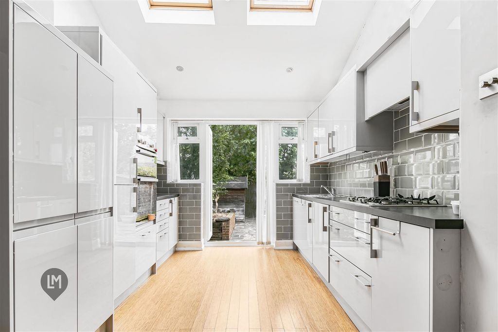 Property photo 3 of 10 Kitchen
