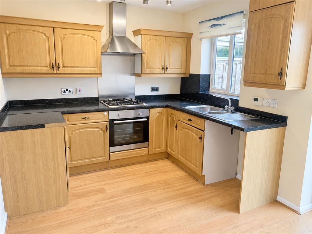 Property photo 3 of 8 Kitchen