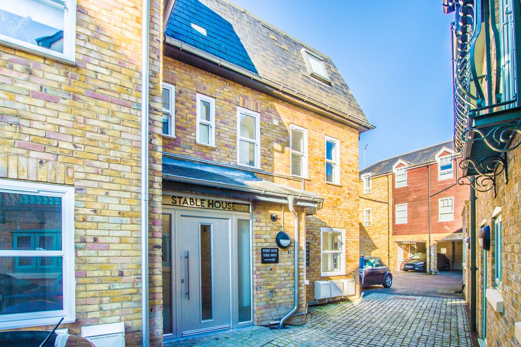 Property photo 2 of 8