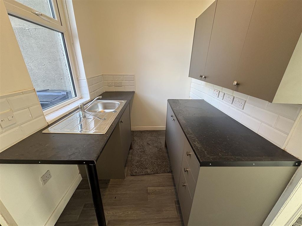 Property photo 2 of 9 Kitchen