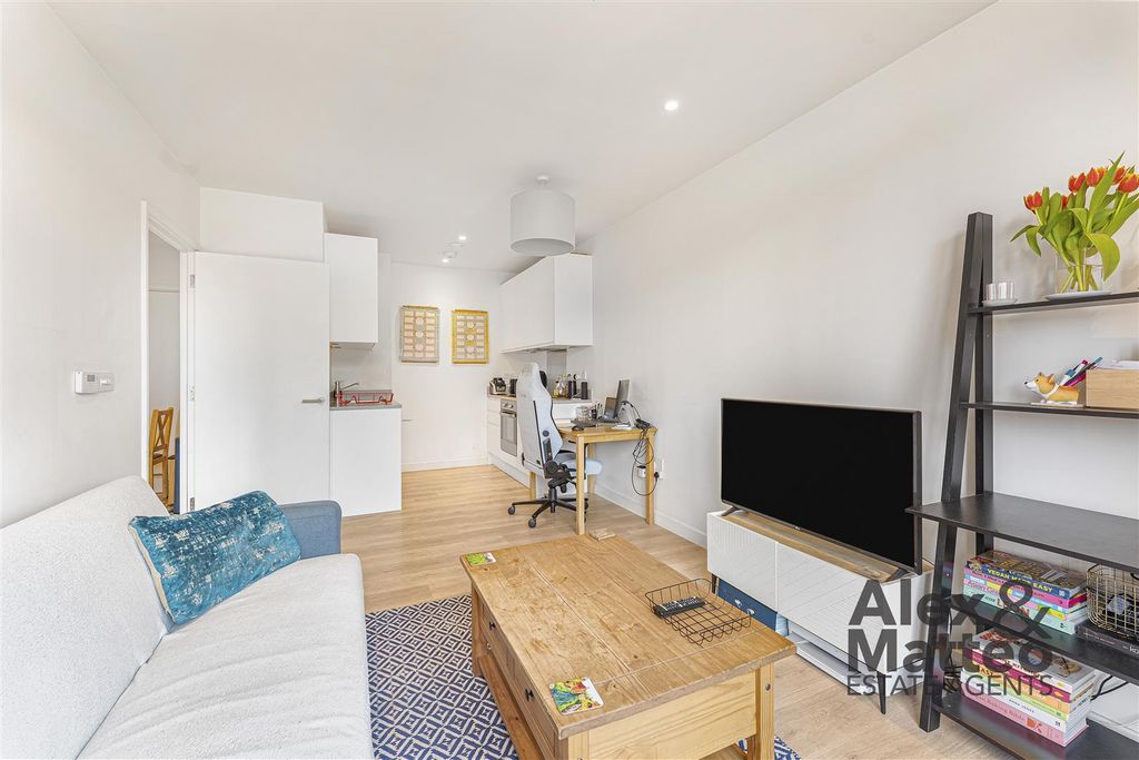 Property photo 1 of 21 Varcoe Road