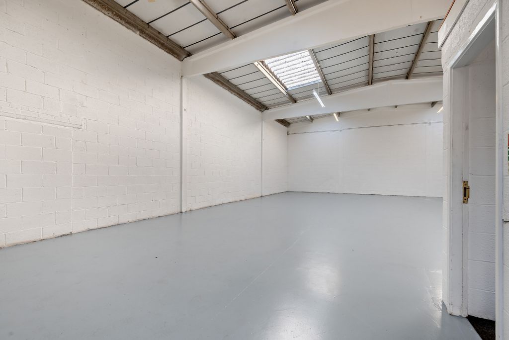 Property photo 3 of 18 8671171-Interior01-800