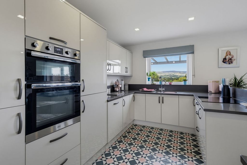Property photo 2 of 47