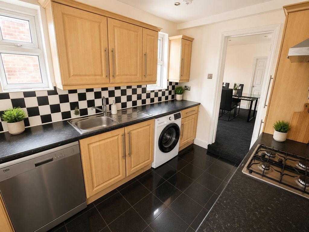 Property photo 3 of 11 Kitchen