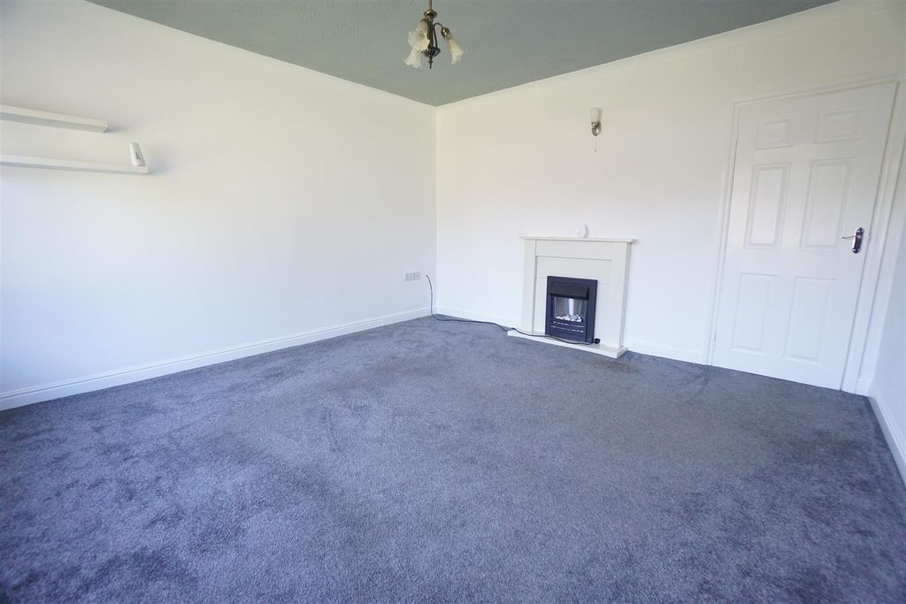 Property photo 3 of 18 Living Room