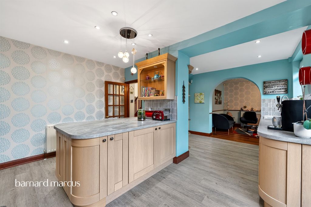 Property photo 2 of 20